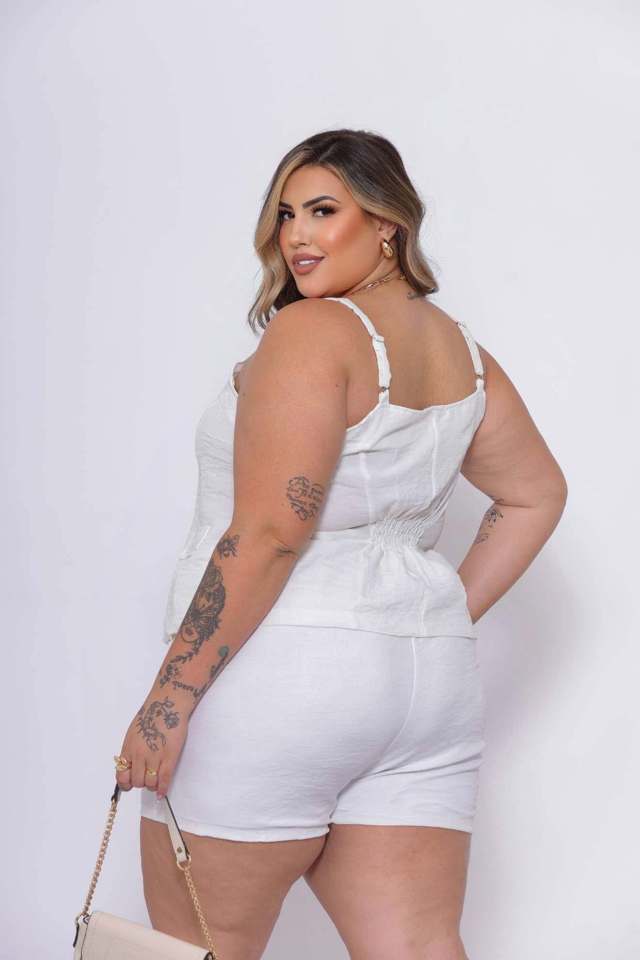 Blusa com Corte Alfaiataria com Botões e Alças Ajustáveis